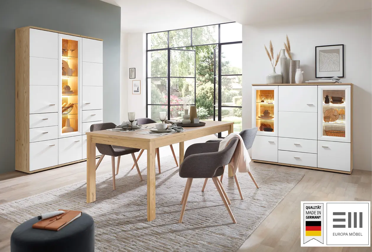 Esszimmer-Set Europa-Möbel-Collection mit Tisch, Stühlen und beleuchteten Vitrinen.